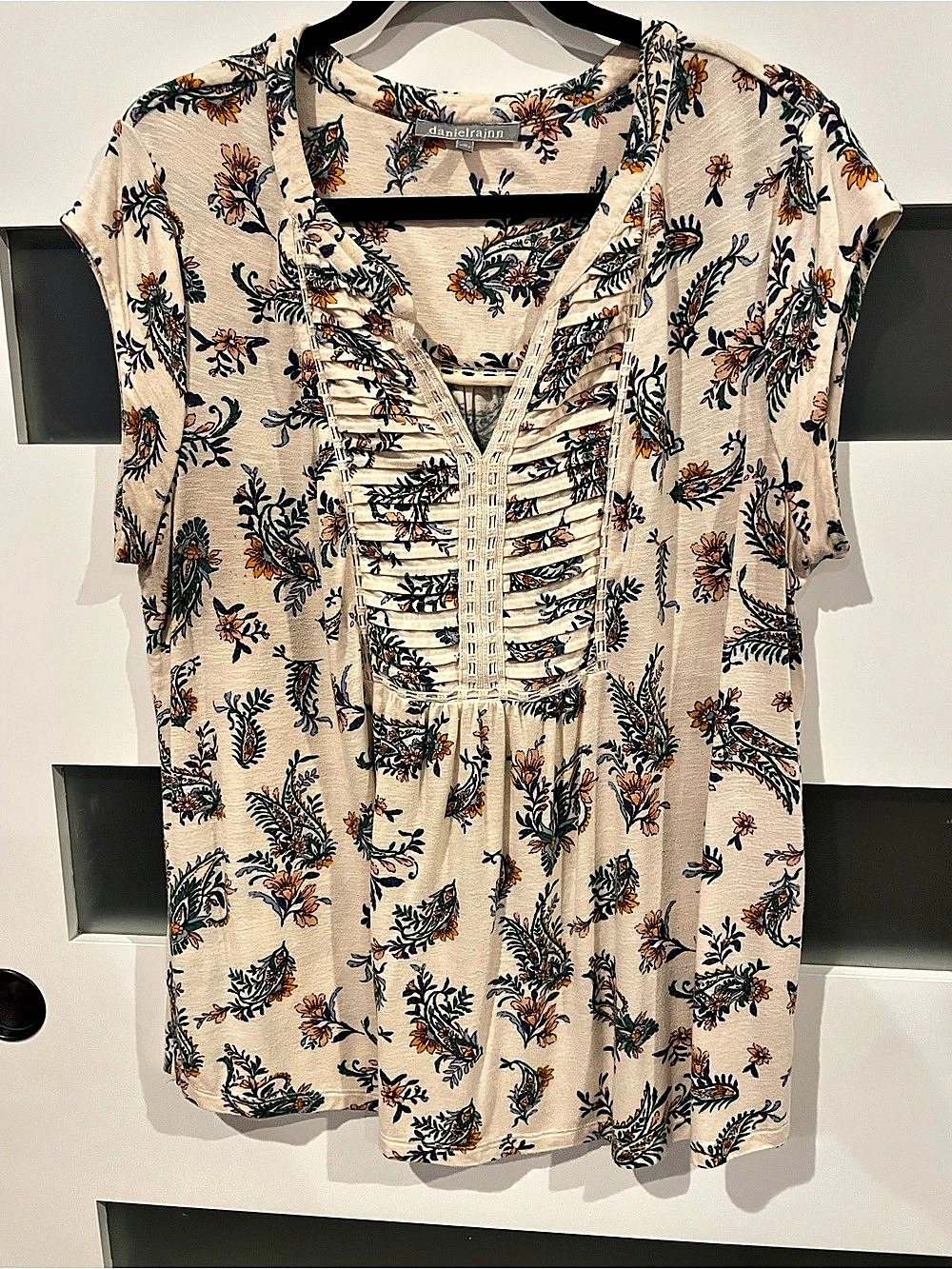 daniel rainn Floral Blouse in Cream Size 1x